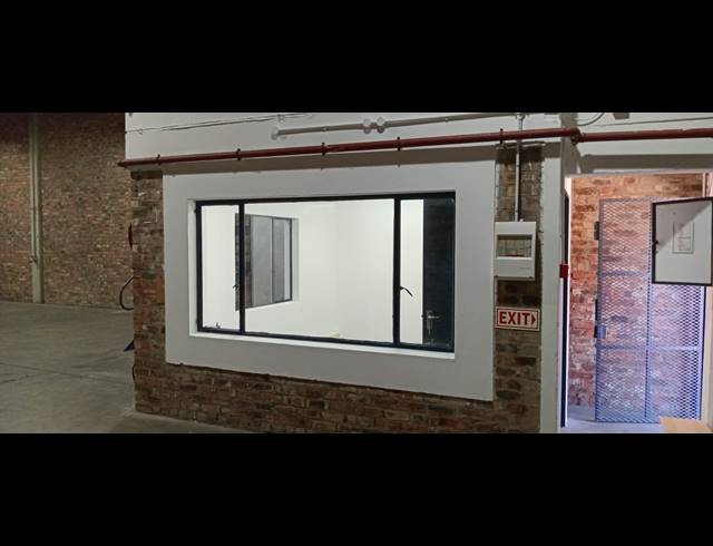 302M² WAREHOUSE TO LET IN LASER PARK